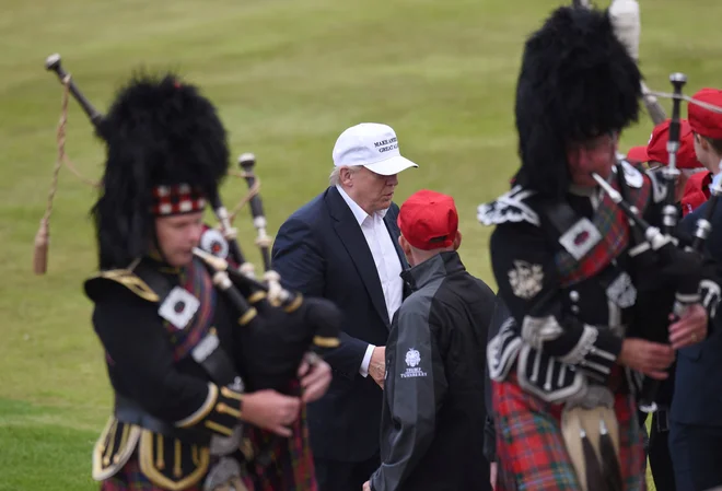 Predsednik Trump bo na Škotskem prvič po vrnitvi na oblast in dva meseca pred napovedanim državniškim obiskom v Združenem kraljestvu, ko ga bo v Windsorju sprejel tudi britanski kralj Karel III. FOTO: Clodagh Kilcoyne/Reuters