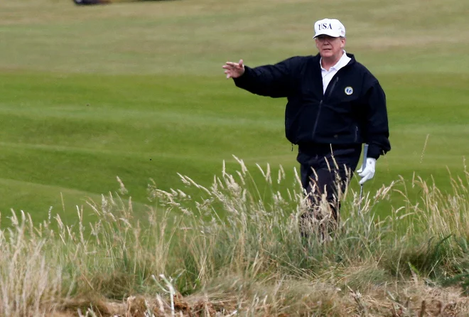 Ko je Trump leta 2018 nazadnje v vlogi ameriškega predsednika obiskal Škotsko, ga je na edinburških ulicah prav tako pričakalo okoli 10.000 protestnikov. FOTO: Henry Nicholls/Reuters