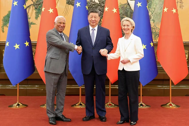 Vrh je potekal ob petdesetletnici diplomatskih odnosov med EU in Kitajsko. FOTO: China Daily/Reuters