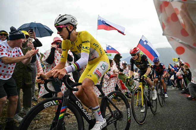 Tadej Pogačar je na vzponu na Col de la Loze prednost v rumeni majici povečal na 4:26. FOTO: Loic Venance/AFP