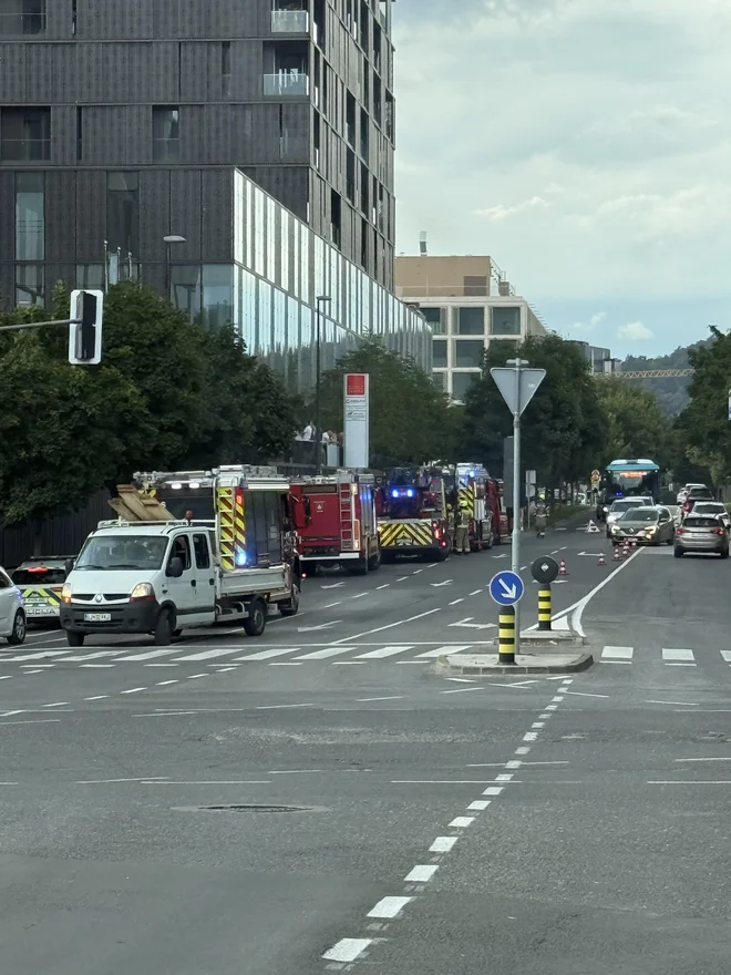 Do požara je prišlo v osmem nadstropju stolpnice Situla v bližini glavne železniške postaje. FOTO: Bralka Nina