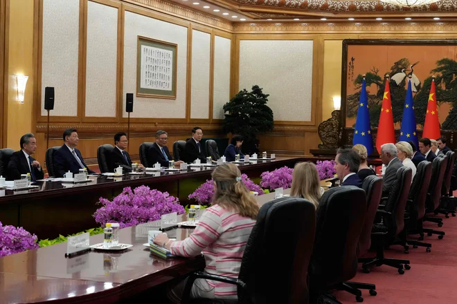 Xi Jinping, Antonio Costa in Ursula von der Leyen so se srečali v Pekingu. FOTO: Mahesh Kumar A./Afp