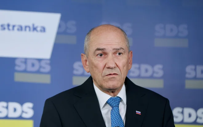 Janez Janša na dan referenduma. Na referendumsko nedeljo, 11. maja letos, je sledilce prek družbenih omrežij pozval, da se referenduma udeležijo. FOTO: Blaž Samec/Dela