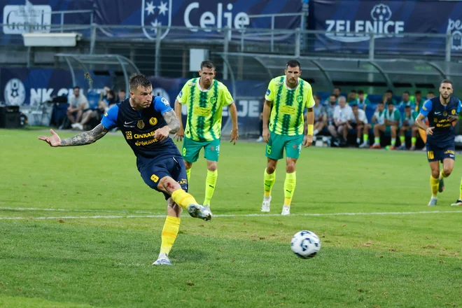 Franko Kovačević je Celjane popeljal v vodstvo z bele točke, toda slovenski pokalni prvaki v Larnako ne bodo odpotovali s prednostjo. FOTO: Leon Vidic