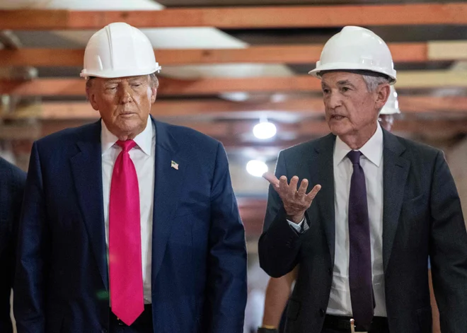 Trump si je v četrtek v spremstvu predsednika ameriške centralne banke Federal Reserve (Fed) Jeroma Powlla ogledal potek obnove 88 let starega sedeža poslopja Feda v Washingtonu. FOTO: Andrew Caballero-reynolds/AFP