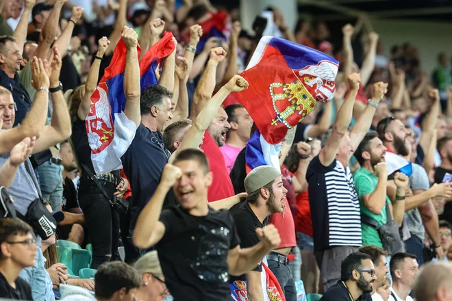 Srbski navijači na dvoboju med Slovenijo in Srbijo v Stožicah leta 2022. Foto: Črt Piksi/Delo