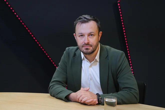Podjetje Magija, d. o. o., s katerim deluje Blaž Knez, nudi vedeževanje prek predplačniških minut (telefon, SMS) in tudi individualno svetovanje. Število osebnih terminov ni javno specificirano, medtem ko so cene pri klicih in SMS‑storitvah razvidne iz javnih pogojev poslovanja. FOTO: Marko Feist