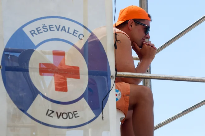 Najpogosteje se za poklic reševalca odločajo dijaki in študenti, ki si želijo aktivnega in koristnega počitniškega dela, nekdanji športniki in plavalci, posamezniki, ki imajo radi delo z ljudmi, skrb za varnost in pomoč drugim. FOTO: Marko Feist