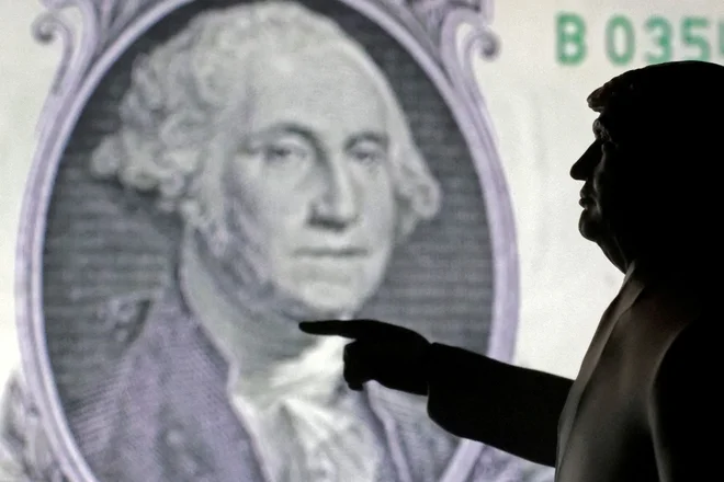 Ravno v času objav poslovnih rezultatov za drugo četrtletje se mogoče pojavlja nov katalizator za rast dobičkov, ki pa nima nobene neposredne zveze z umetno inteligenco. To je ameriški dolar. FOTO: Dado Ruvic/Reuters
