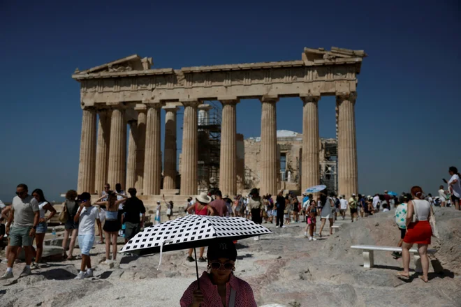 Grške oblasti so v popoldanskih urah odredile zaprtje akropole, največje turistične znamenitosti Aten. FOTO: Louiza Vradi/Reuters