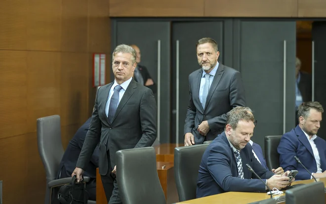 Pred predsednikom vlade in finančnim ministrom je sicer še težko usklajevanje proračunskih dokumentov, saj morata najti sredstva za obrambo brez rezov drugod ... FOTO: Jože Suhadolnik