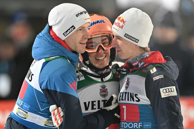 Stefanu Kraftu (na sredini) in Danielu Tschofenigu (desno) zdaj ni preveč do smeha. FOTO: Kerstin Joensson/AFP