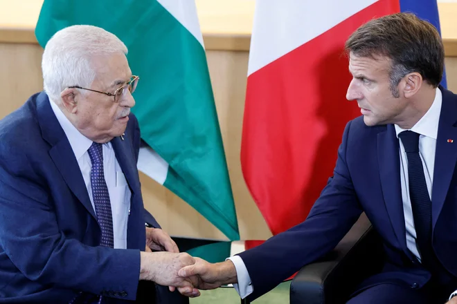 Palestinski voditelj Mahmud Abas in francoski predsednik Emmanuel Macron med srečanjem ob robu lanskega rednega zasedanje Generalne skupščine OZN v New Yorku. FOTO: Ludovic Marin/Afp