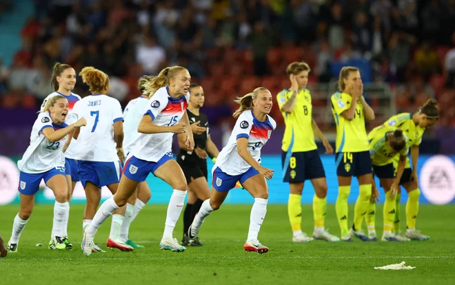 Angležinje (desno Beth Mead) so se drugič zapored uvrstile v finale eura. FOTO: Matthew Childs/Reuters