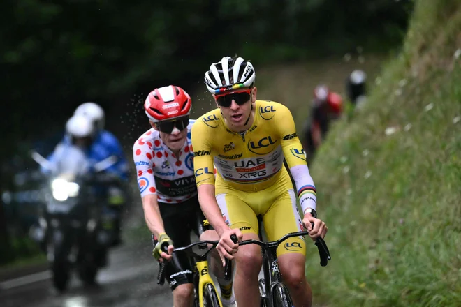 Jonas Vingegaard v zadnji gorski etapi ni napadel Tadeja Pogačarja, mu je pa do cilja sledil kot senca. FOTO: Marco Bertorello/AFP