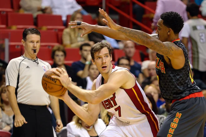 Jeff Teague (desno, med pokrivanjem Gorana Dragića) je LeBrona Jamesa obtožil jemanja steroidov. FOTO: Steve Mitchell/Reuters