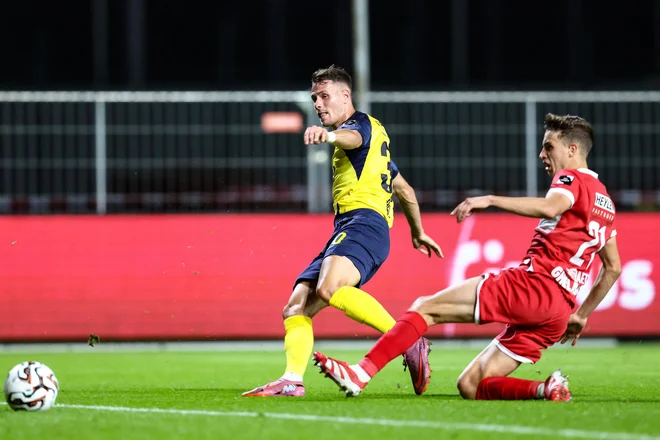 Raul Florucz (levo) je takole zabil gol za Royale Union Saint-Gilloise. FOTO: Bruno Fahy/AFP
