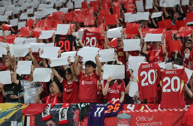 Tudi v Hongkongu so z mislimi pri preminulem Diogu Joti. FOTO: Tyrone Siu/Reuters