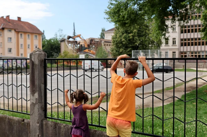 Na OŠ Prule so delavci podjetja Dema Plus že sredi julija začeli rušiti telovadnice, prenovili pa bodo tudi bližnje igrišče. FOTO:  Blaž Samec/Delo
