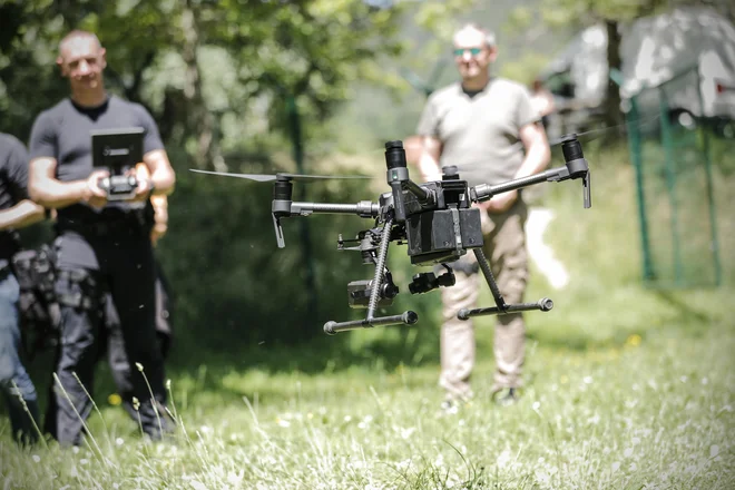 Policisti drone med drugim uporabljajo za nadzor meje iz zraka. FOTO: Uroš Hočevar