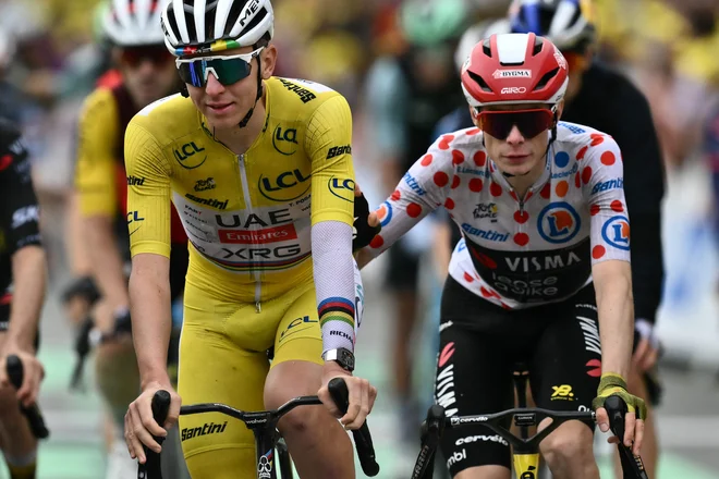 TOPSHOT - Team Visma - Lease a bike team's Danish rider Jonas Vingegaard taps the back of UAE Team Emirates - XRG team's Slovenian rider Tadej Pogacar as they cross the finish line of the 20th stage of the 112th edition of the Tour de France cycling race, 184.2 km between Nantua and Pontarlier, in the Jura, eastern France, on July 26, 2025. (Photo by Marco BERTORELLO/AFP) Foto Marco Bertorello Afp