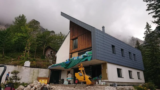 Zunanjost novega planinskega doma na Okrešlju je že dokončana, treba pa je še urediti notranjost, strojne in elektro inštalacije ter kočo opremiti. FOTO: PD Celje Matica