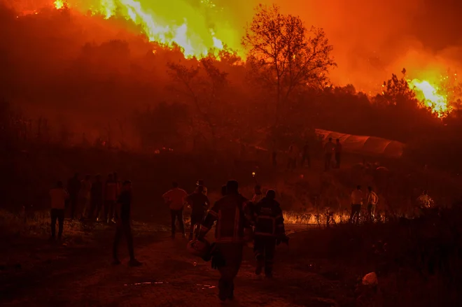 V državi medtem divjata najmanj dva večja gozdna požara. FOTO: Onur Yurtsever/AFP