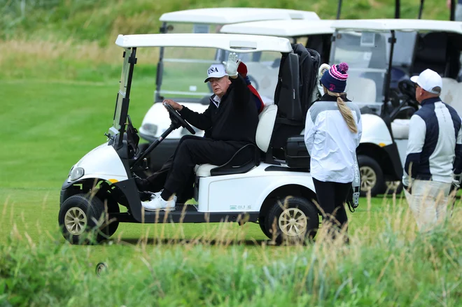 Znani ameriški golfist, golj'fač in gofljač se je včeraj na Škotskem še sprenevedal z Ursulo. FOTO: Phil Noble/Reuters