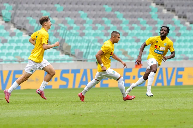 Jakoslav Stanković (v sredini) je z »bombo« jeziček na tehtnici prevesil na stran Brava v dvoboju z Muro. FOTO: Voranc Vogel/Delo