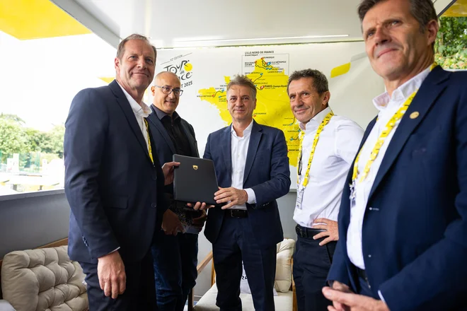 Premier Robert Golob je s predajo pisma o nameri direktorju največje dirke na svetu Christianu Prudhommu naredil prvi uradni korak h »grand departu« v Sloveniji. FOTO: kabinet predsednika vlade