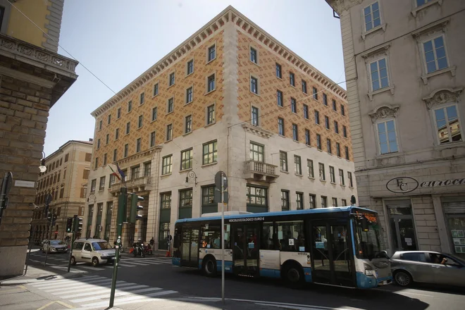Seznam zapostavljanja slovenske izobraževalne in kulturne infrastrukture na Tržaškem pod vodstvom Roberta Dipiazze je dolg. FOTO: Jure Eržen/Delo