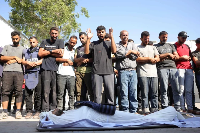 Palestinski moški so v statistiki večinoma nevidni, neimenovani, pa tudi demonizirani. FOTO: Bašar Taleb/AFP
