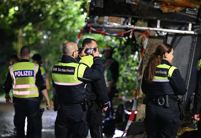 Na kraju nesreče je bilo vso noč več sto gasilcev, reševalcev, policistov in vojakov. FOTO: Markus Ulmer/Reuters