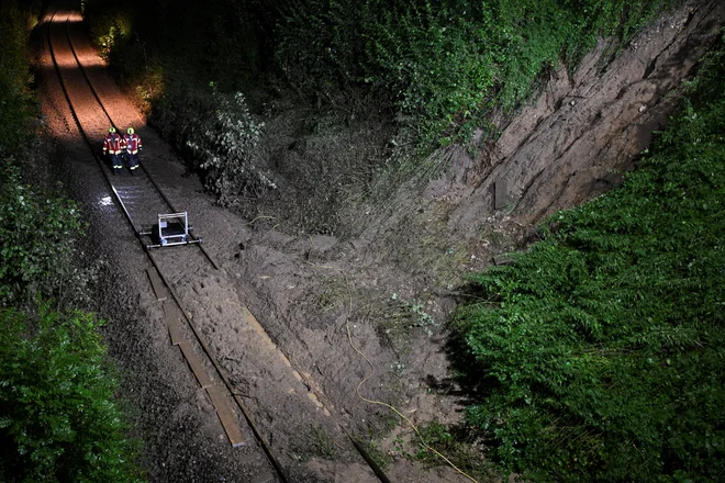 Plaz po močnem deževju ob tirih, v bližini kraja nesreče. FOTO: Markus Ulmer/Reuters