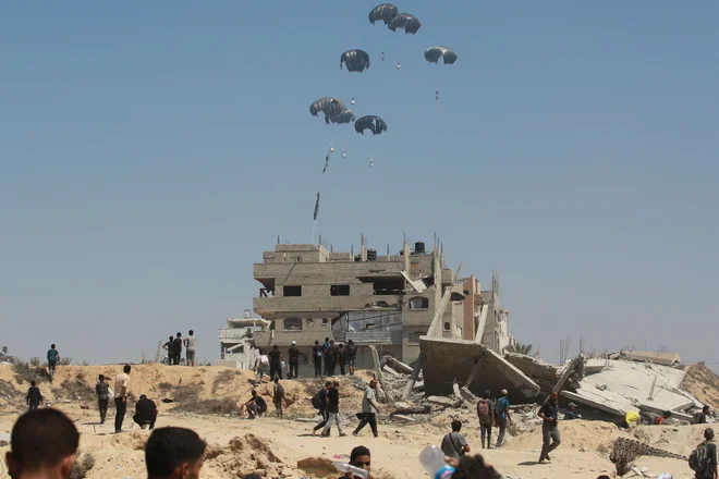 Humanitarna pomoč iz zraka FOTO: Bashar Taleb/AFP