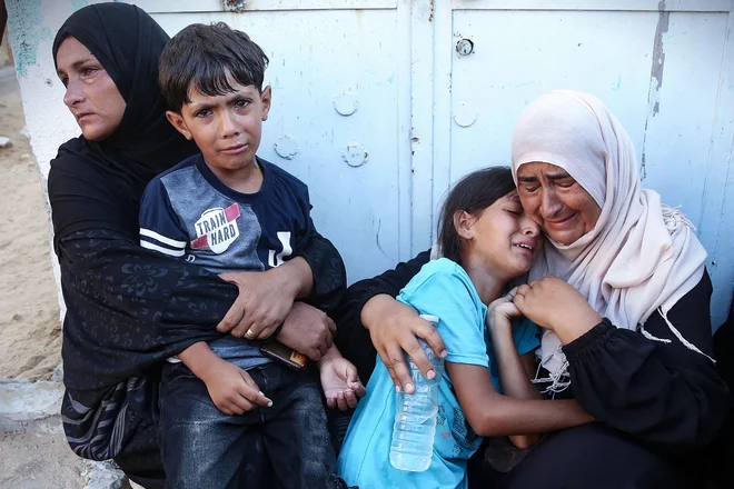 Palestinki z otrokoma. FOTO: Afp