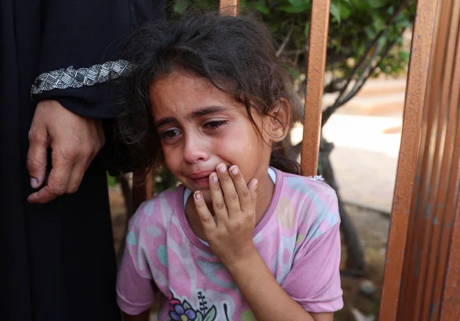 Na območje Gaze je v nedeljo in ponedeljek dopoldne skupno prispelo okoli sto tovornjakov s humanitarno pomočjo. FOTO: Ramadan Abed/Reuters
