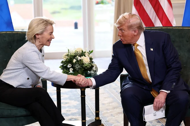Ameriški predsednik Donald Trump in predsednika Evropske komisije Ursula von der Leyen sta sklenila carinski dogovor, ki bo začasno nekoliko zmanjšal negotovost evropskega gospodarstva. FOTO: Evelyn Hockstein/Reuters