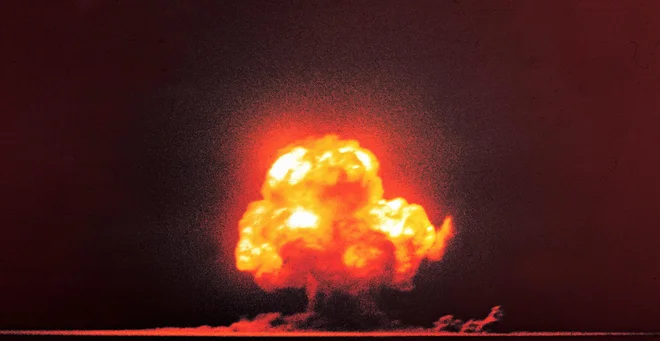 ZDA so v projekt Manhattan vložile tolikšna sredstva kot v celotno avtomobilsko industrijo in zaposlile več kot pol milijona delavcev (na fotografiji Trinity, prva detonacija jedrskega orožja v zgodovini). FOTO: Wikimedia Commons/Jack W. Aeby