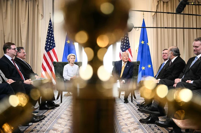 Ursula von der Leyen se je v Turnberryju na Škotskem strinjala s petnajstodstotnimi carinami na evropski izvoz v ZDA, ki jih je predlagal Donald Trump. Foto Brendan Smialowski/AFP