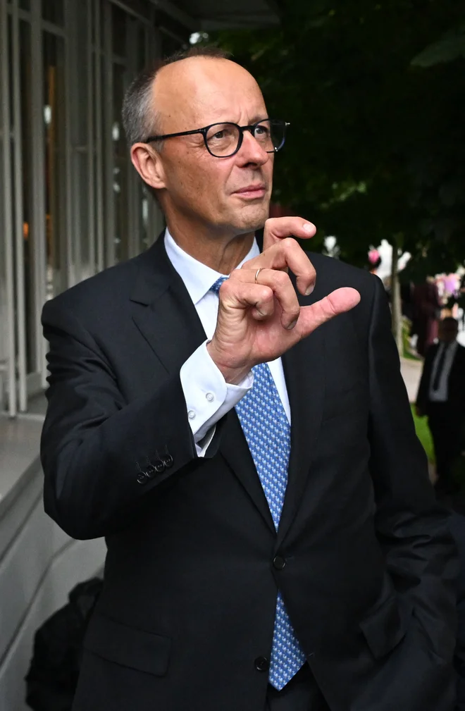 Nemški kancler Friedrich Merz je vesel, da sta EU in ZDA sklenili carinski dogovor. Prepričan je, da bi nemško gospodarstvo v nasprotnem močno nastradalo zaradi velike izvozne usmerjenosti. FOTO: Barbara Gindl/AFP