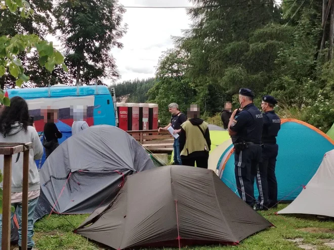 Avstrijska policija je potomcem žrtev predpisovala, kakšno spominsko kulturo smejo gojiti. FOTO: Peršmanova Domačija