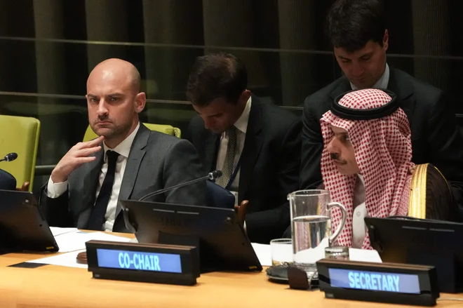 Francoski zunanji minister Jean-Noel Barrot in vodja savdske diplomacije Fajsal bin Farhan al Saud med začetkom ministrske konference v New Yorku Foto Timothy A. Clary/AFP
