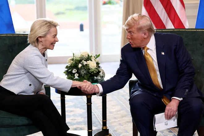 Ameriški prvak Donald Trump in predsednica Evropske komisije Ursula von der Leyen. Foto Evelyn Hockstein/Reuters