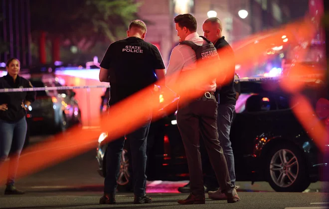 Kmalu po napadu so okrepljene policijske enote izpraznile poslopje. FOTO: Spencer Platt/Getty Images via AFP