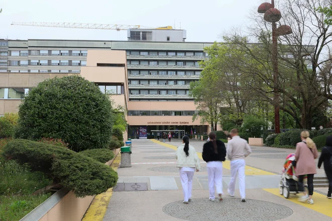 V soboto zvečer so mladeniča prepeljali na intenzivni oddelek ljubljanskega kliničnega centra. FOTO: Črt Piksi