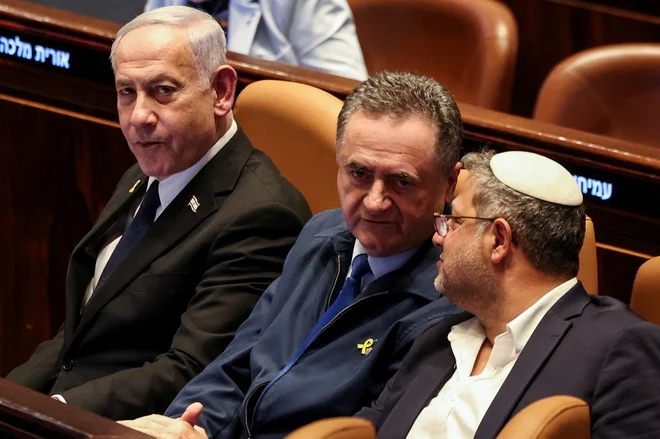 Benjamin Netanjahu, Izrael Kac in Itamar Ben-Gvir (skrajno desno). FOTO: Ronen Zvulun/Reuters
