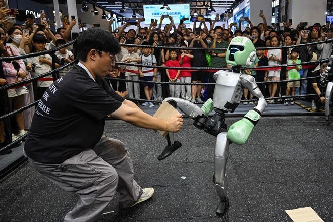 Daljinsko voden robot podjetja Unitree Robotics brca v kos lesa med Svetovno konferenco o umetni inteligenci (WAIC) v Svetovnem razstavnem in kongresnem centru v Šanghaju. Foto: Hector Retamal/Afp