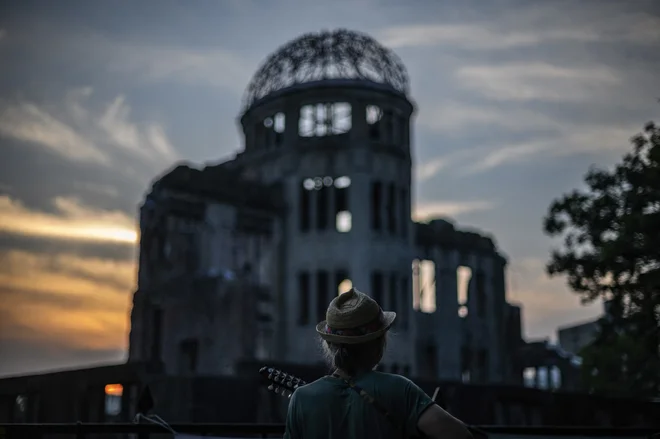 Hirošime in Auschwitza se spominja večina, vsi približno vemo, kdaj je bila zravnana prva in kdaj so osvobodili drugega. FOTO: Philip Fong/AFP