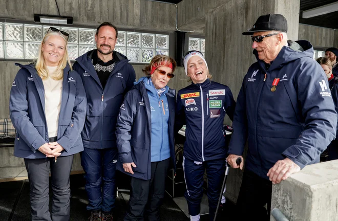 Therese Johaug (druga z desne) so med njeno blestečo kariero večkrat sprejeli tudi člani norveške kraljevske družine. FOTO: Amanda Pedersen/Reuters